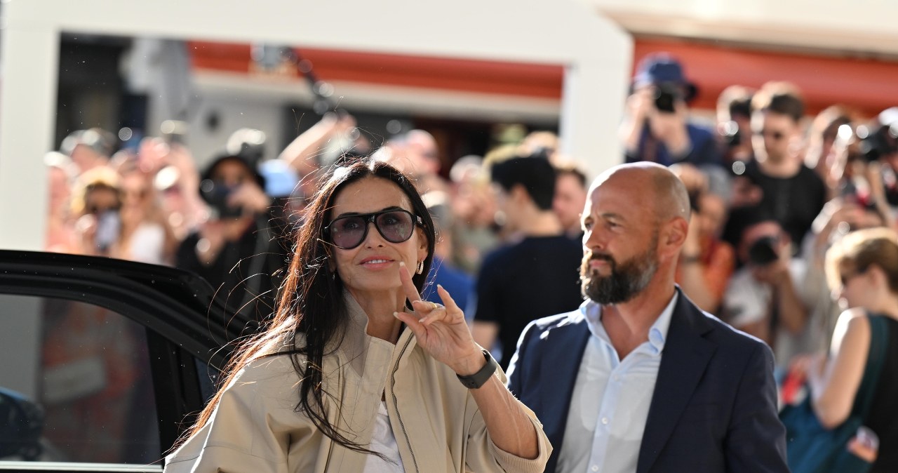Demi Moore atvyko į Kanus: kelionės įvaizdis paprastas, bet vienas akcentas pavergė visus
