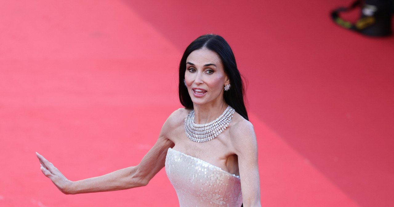 Demi Moore ir Heidi Klum Kanuose pavogė dėmesį: suknelės be petnešėlių tapo vakaro hitu