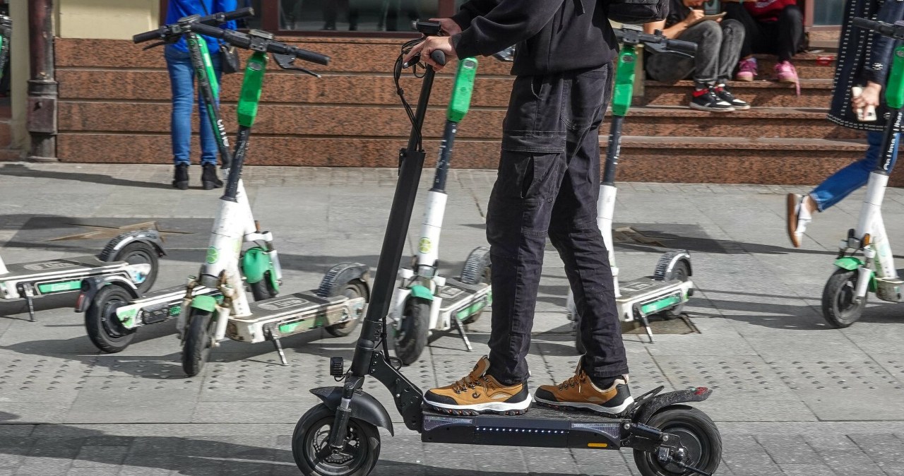 Naujos taisyklės elektrinėms paspirtukams: nuo 13 metų, šalmas vaikams ir griežtas prioritetas