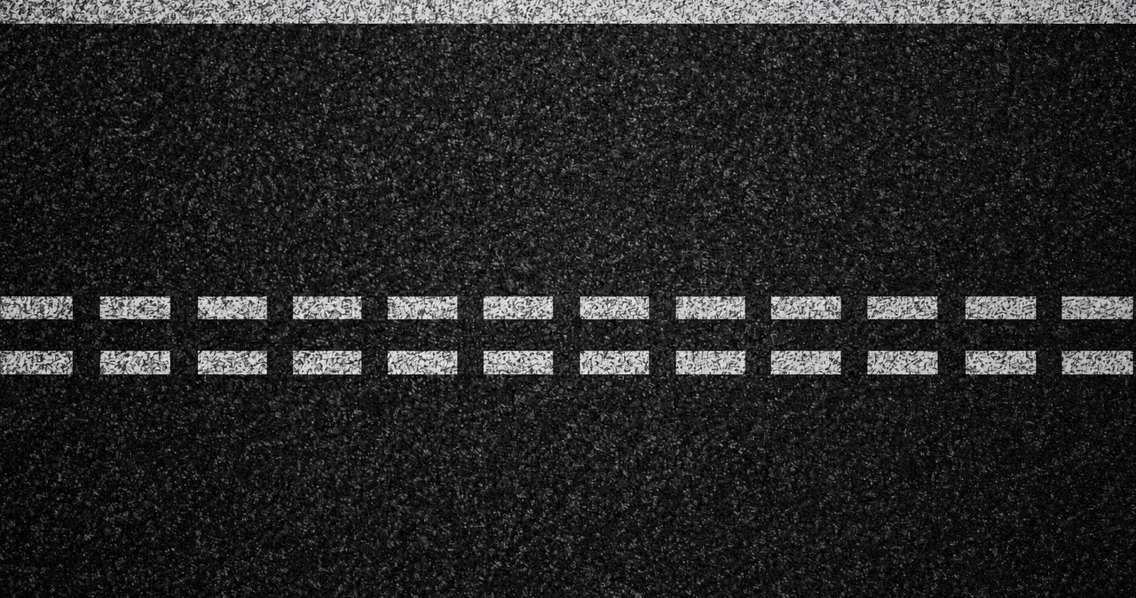 Keistas dvigubas brūkšnys kelyje glumina vairuotojus: ką jis iš tikrųjų reiškia?
