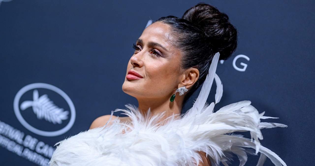 Salma Hayek Kanoje pavergė visus: plunksnų suknelė ir 59-erių forma sukėlė audrą