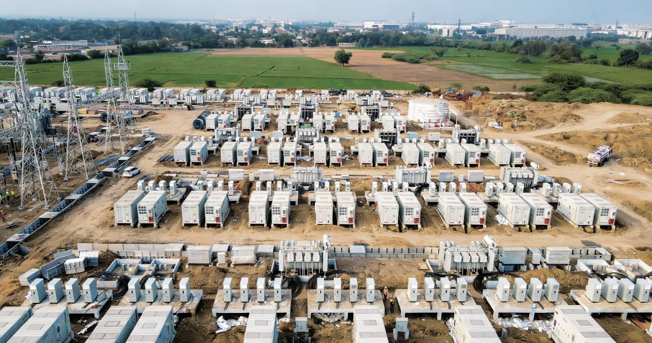 Indija paleido milžinišką baterijų parką: 180 MW sistema žada proveržį žalioje energetikoje