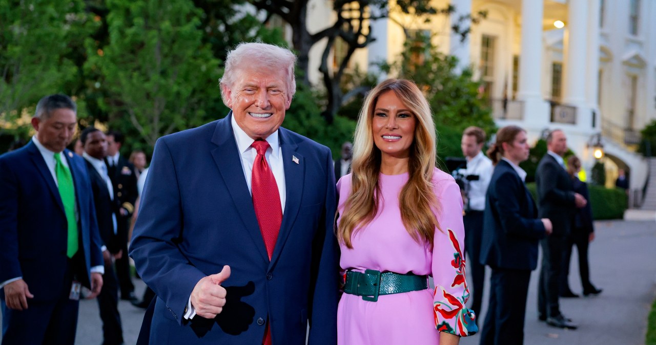 Melanios Trump suknelė vėl sukėlė ažiotažą: „Valentino“ rožinis modelis tapo jos vasaros klasika