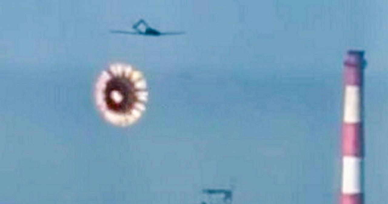 Ukrainos dronas pramušė „Pancir“ gynybą: smūgis „Lukoil“ rafinerijai ir vaizdo įrašas