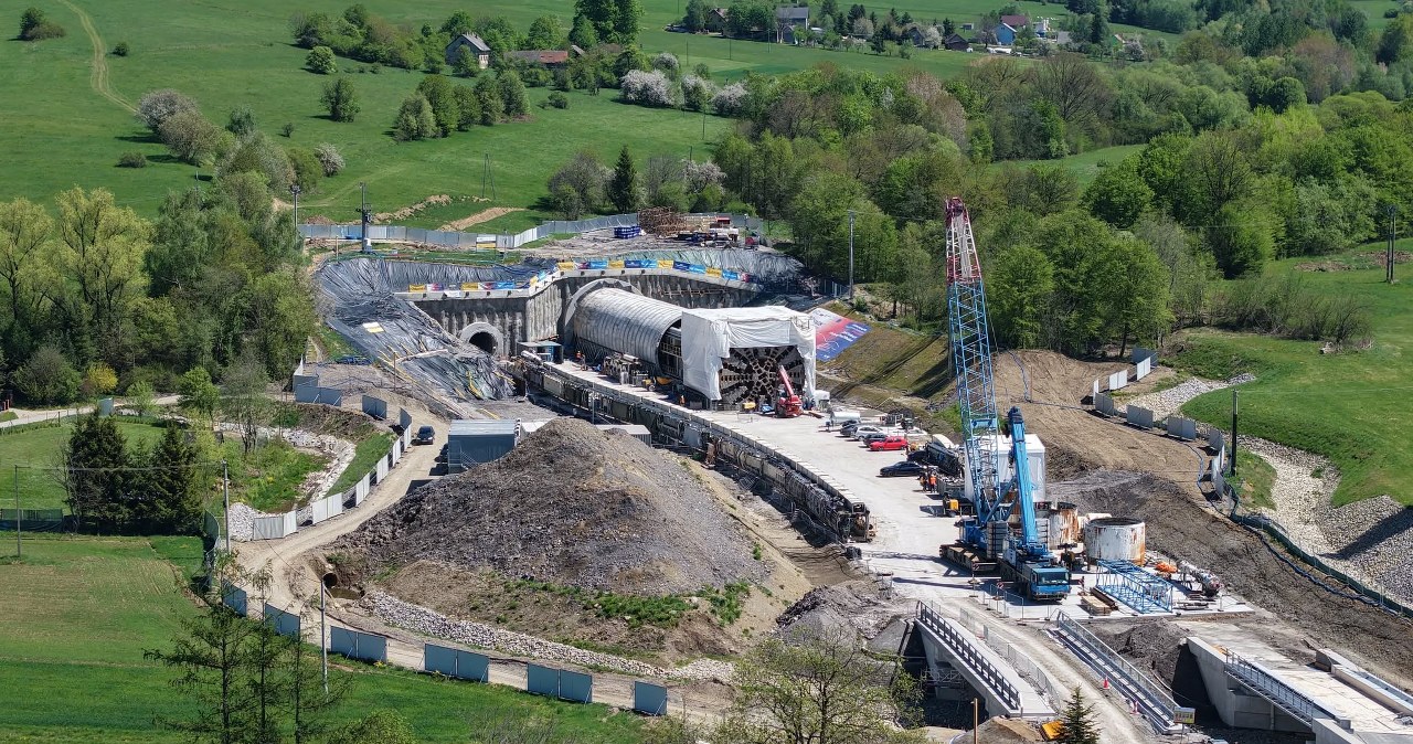 Lenkijoje ruošiamas rekordinis geležinkelio tunelis: 600 tonų TBM „Kinga“ jau keliauja