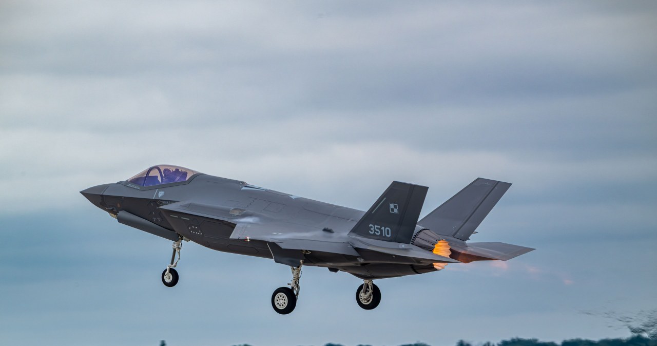 Lenkai skelbia: F-35 jau pakeliui į šalį, ministras įvardijo, kada jie nusileis Lasko bazėje