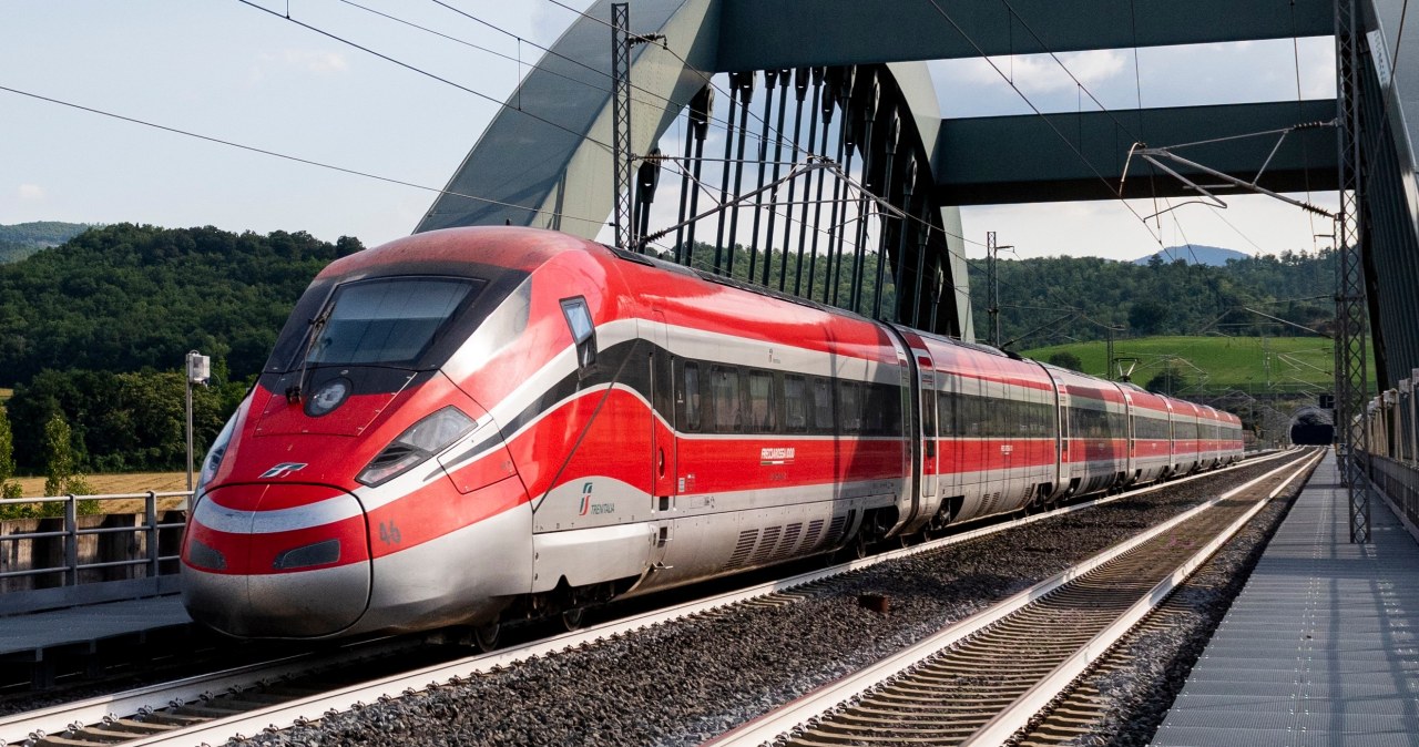 Lenkai perka 300 km/h traukinius: „PESA Bydgoszcz“ tariasi su „Hitachi“ ar „Alstom“