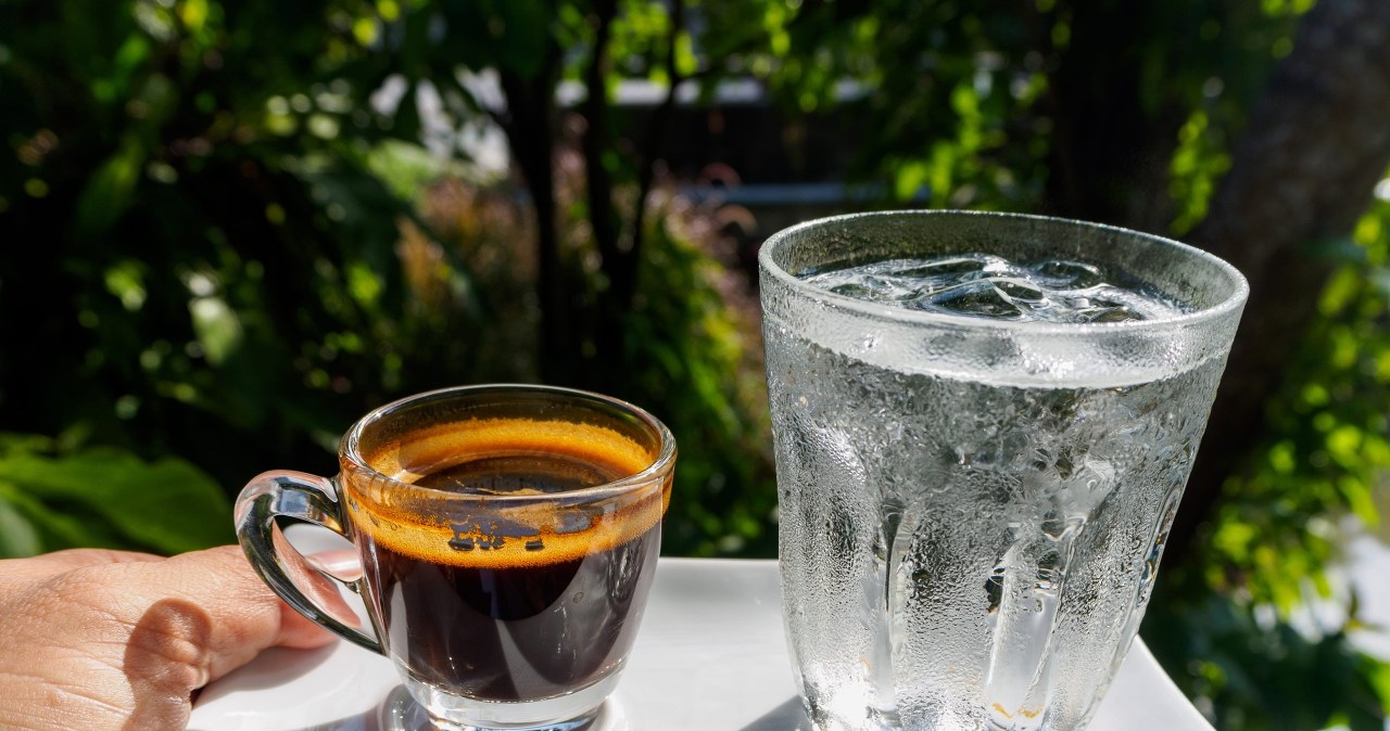 Ar vandenį prie espresso geri neteisingai? Baristos sako: ši smulkmena keičia skonį