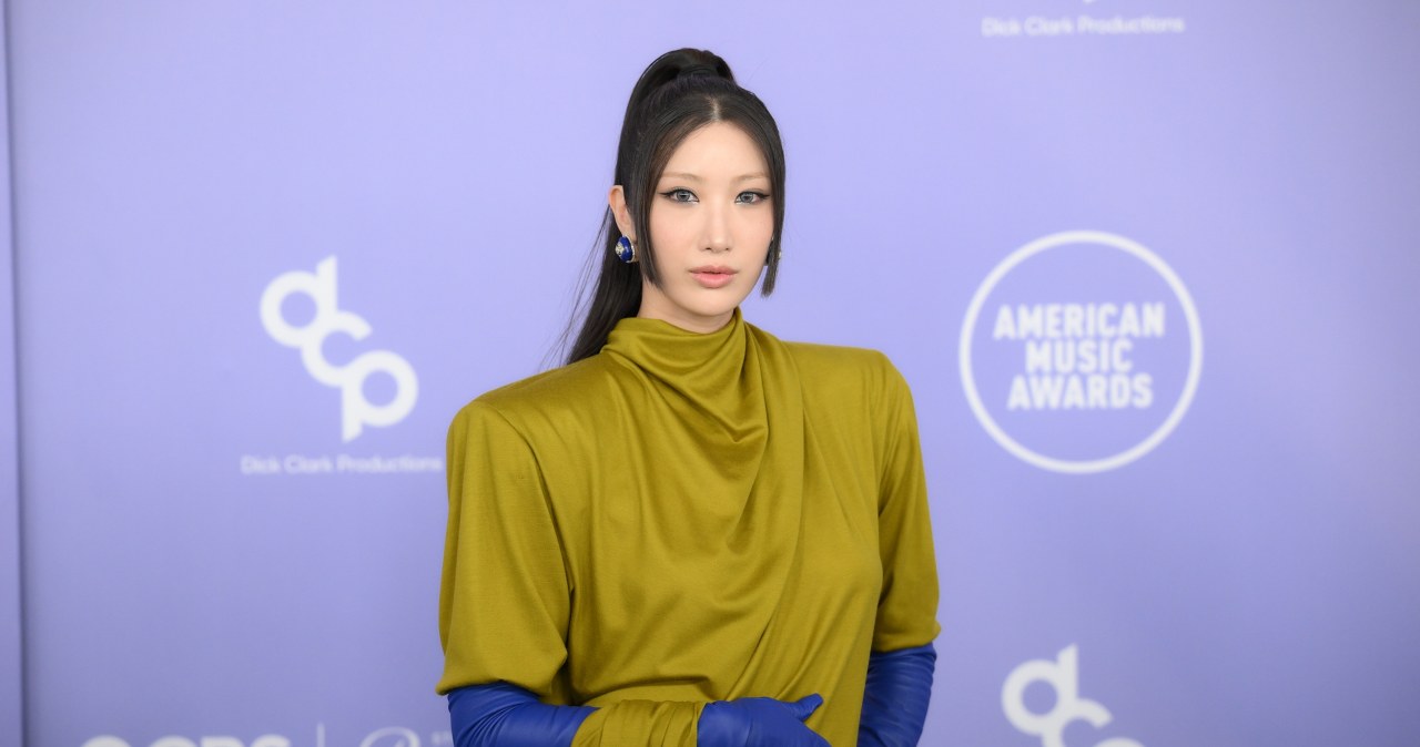 Kas yra EJAE? K-pop sensacija su „Mugler“ suknelė AMA 2026 pavergė fotografus