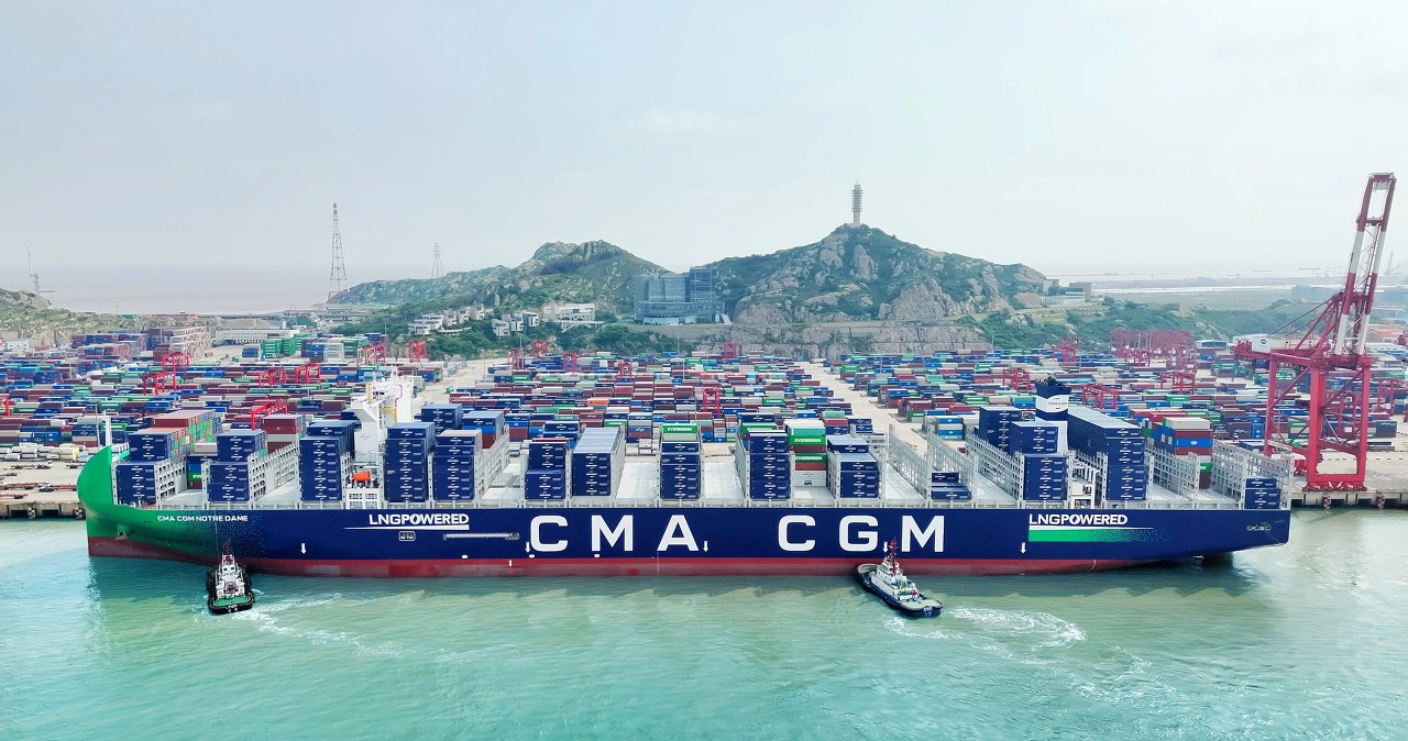 400 metrų milžinas jau plaukia į Europą: „CMA CGM“ parodė didžiausią LNG laivą