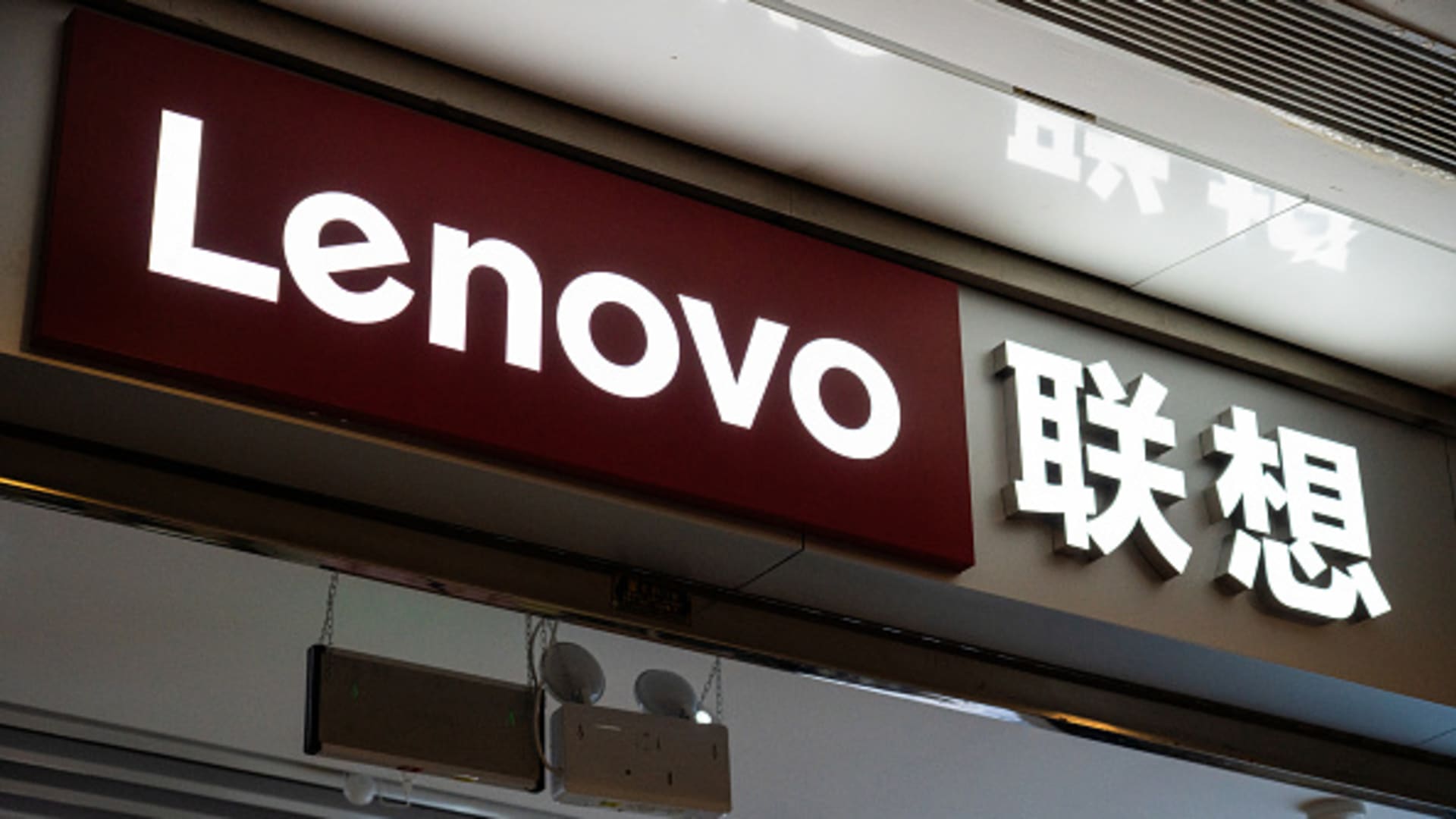 „Lenovo“ akcijos pašoko beveik 20 proc.: rekordinius rezultatus tempia DI pajamų šuolis