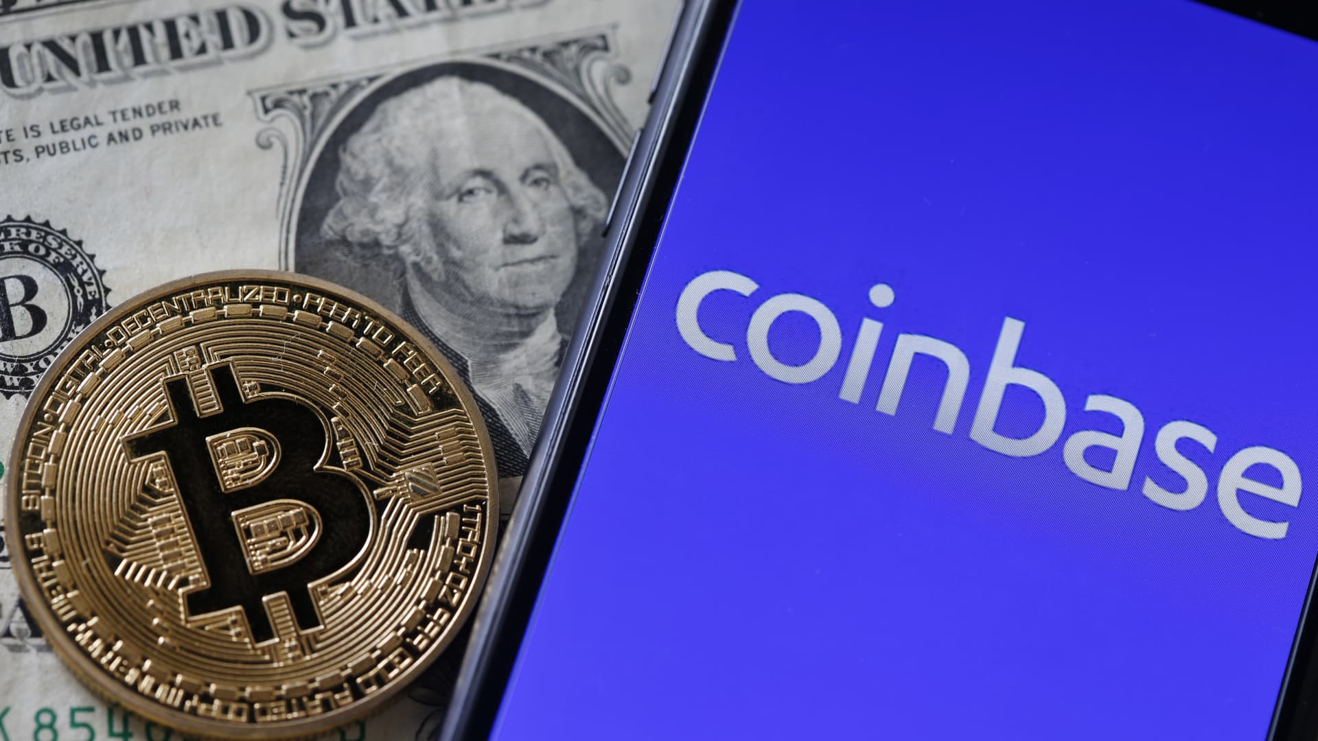 „Coinbase“ smuko į nuostolį: kriptovaliutų kainų kritimas kirto per pajamas, akcijos leidosi