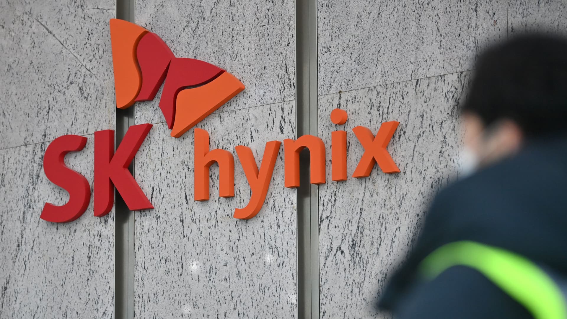 „SK Hynix“ akcijos šiemet šovė 250 proc.: analitikai sako, DI bumas dar tik įpusėjo