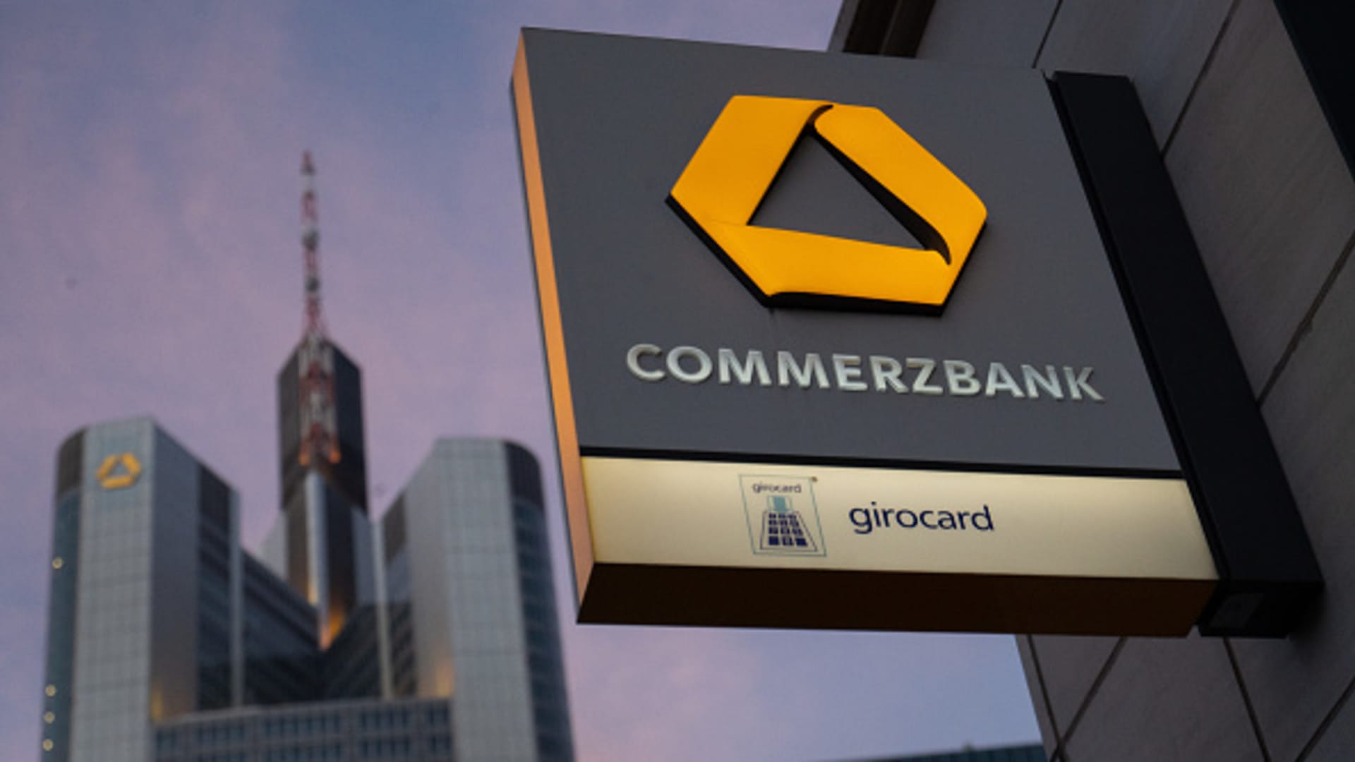 „Commerzbank“ vadovė siunčia žinią „UniCredit“: dėl perėmimo teks mokėti premiją