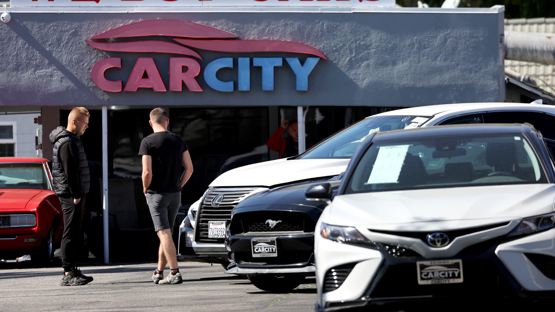Naudotų automobilių kainos pirmąkart šiemet krito, brangstant degalams auga elektromobilių paklausa