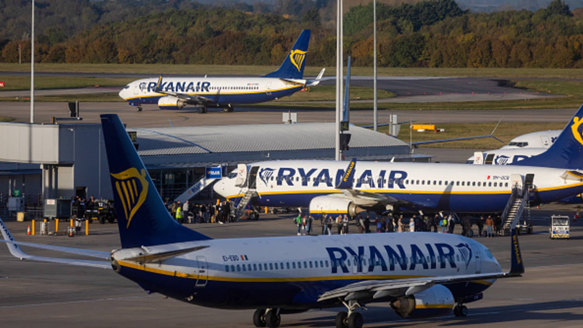 „Ryanair“ ruošiasi armagedonui: perspėja dėl degalų krizės ir galimų bankrotų Europoje