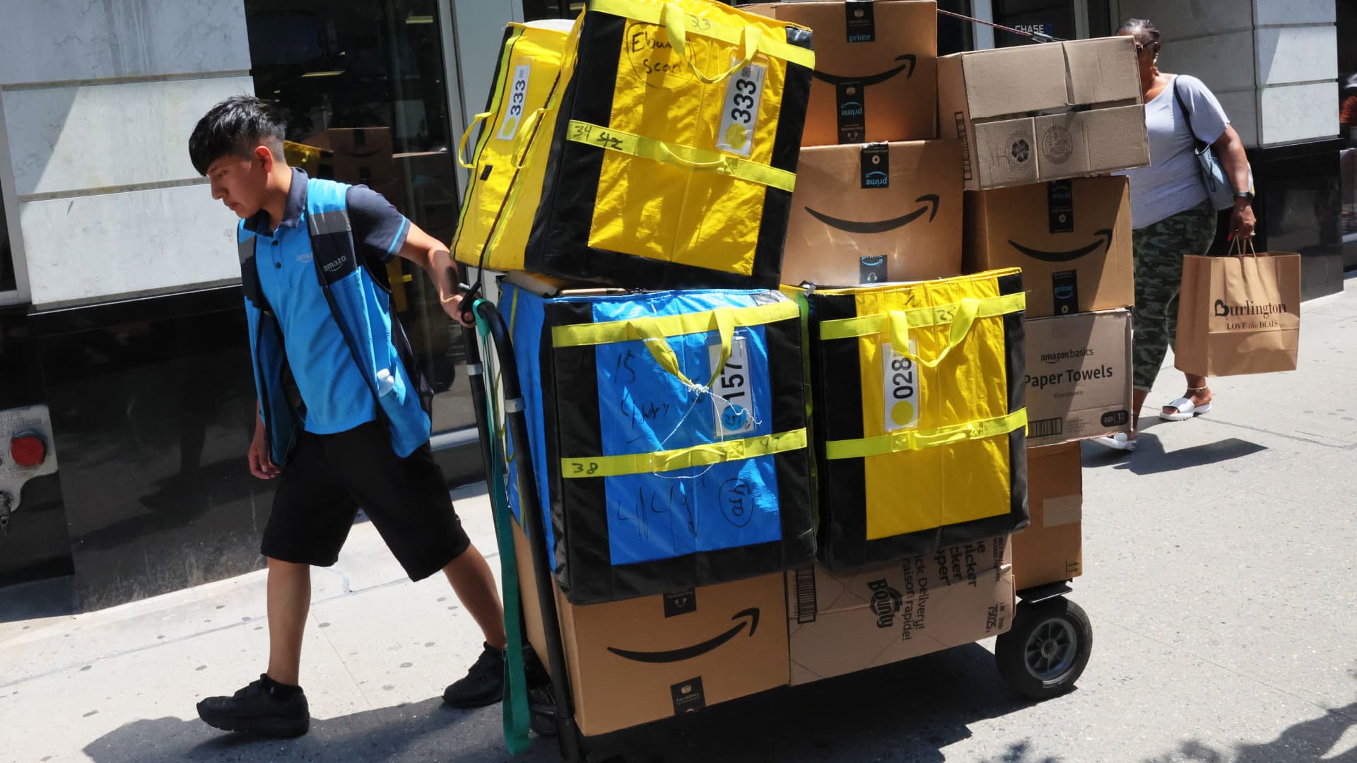 „Amazon“ įjungė naują greičio režimą: siuntas dešimtyse JAV miestų žada pristatyti per 30 min.