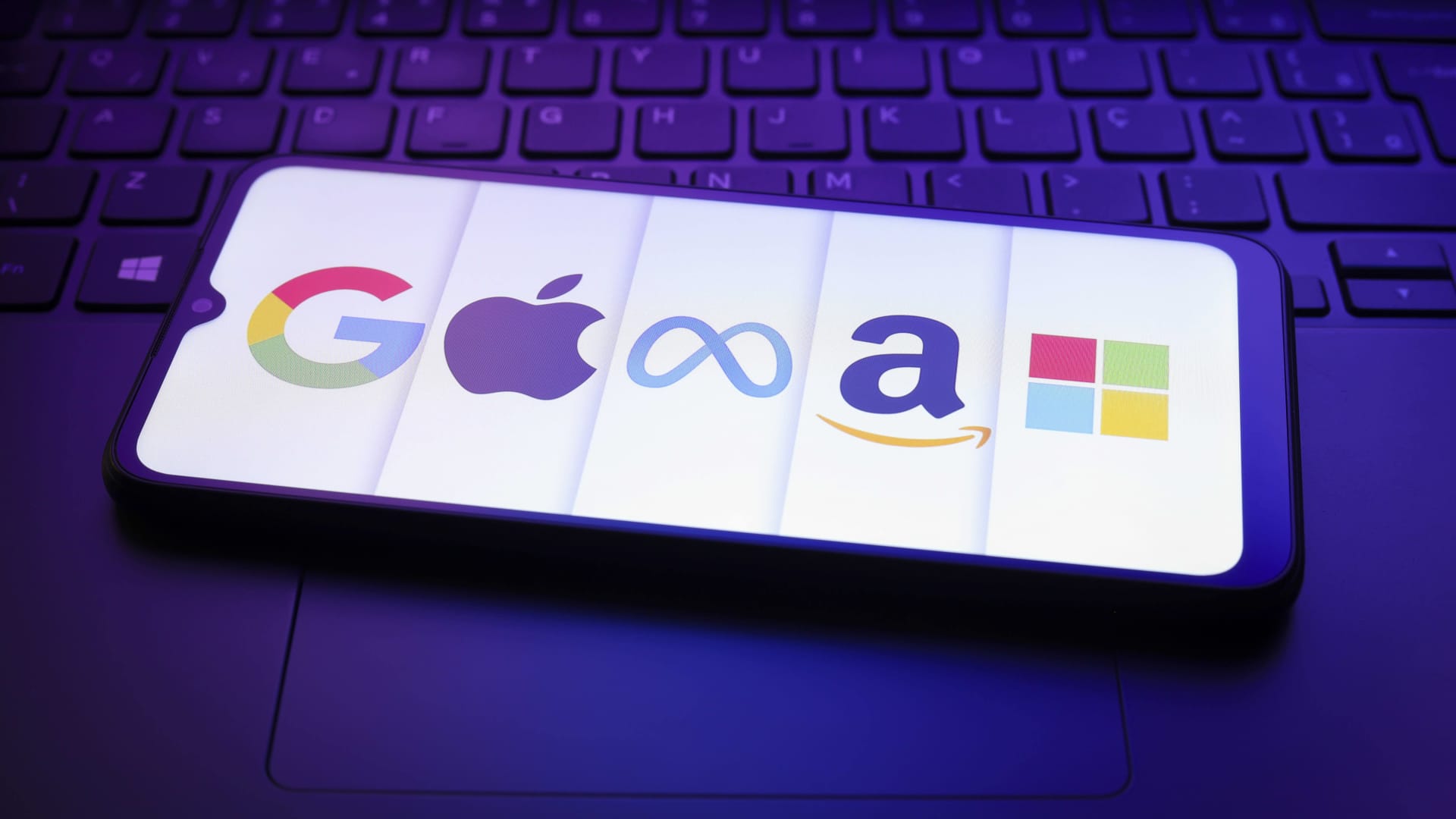 Milijardai į duomenų centrus: „Google“, „Amazon“ ir „Apple“ švenčia, „Microsoft“ ir „Meta“ nerimsta