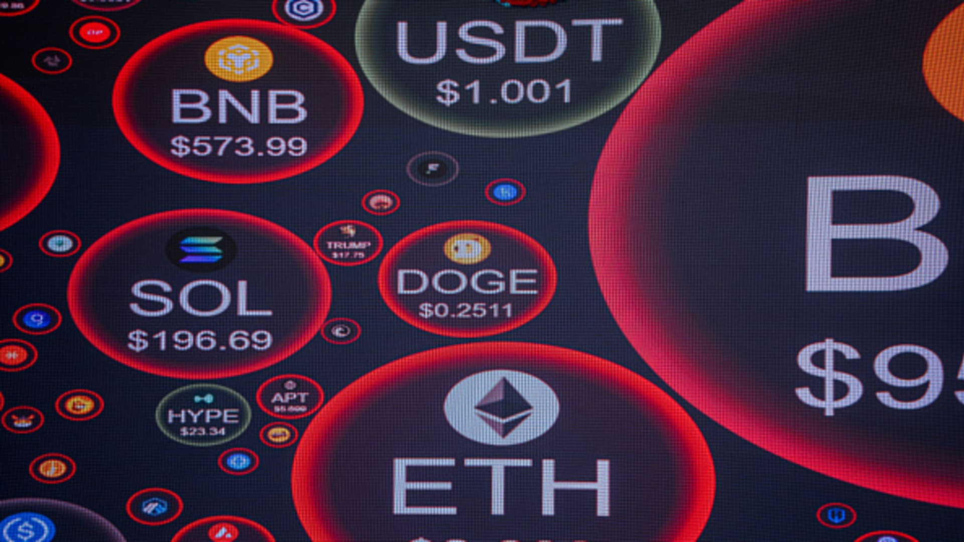 Kriptovaliutų įmonės keičia kryptį: „Coinbase“ ir „Robinhood“ rezultatai siunčia aiškią žinią