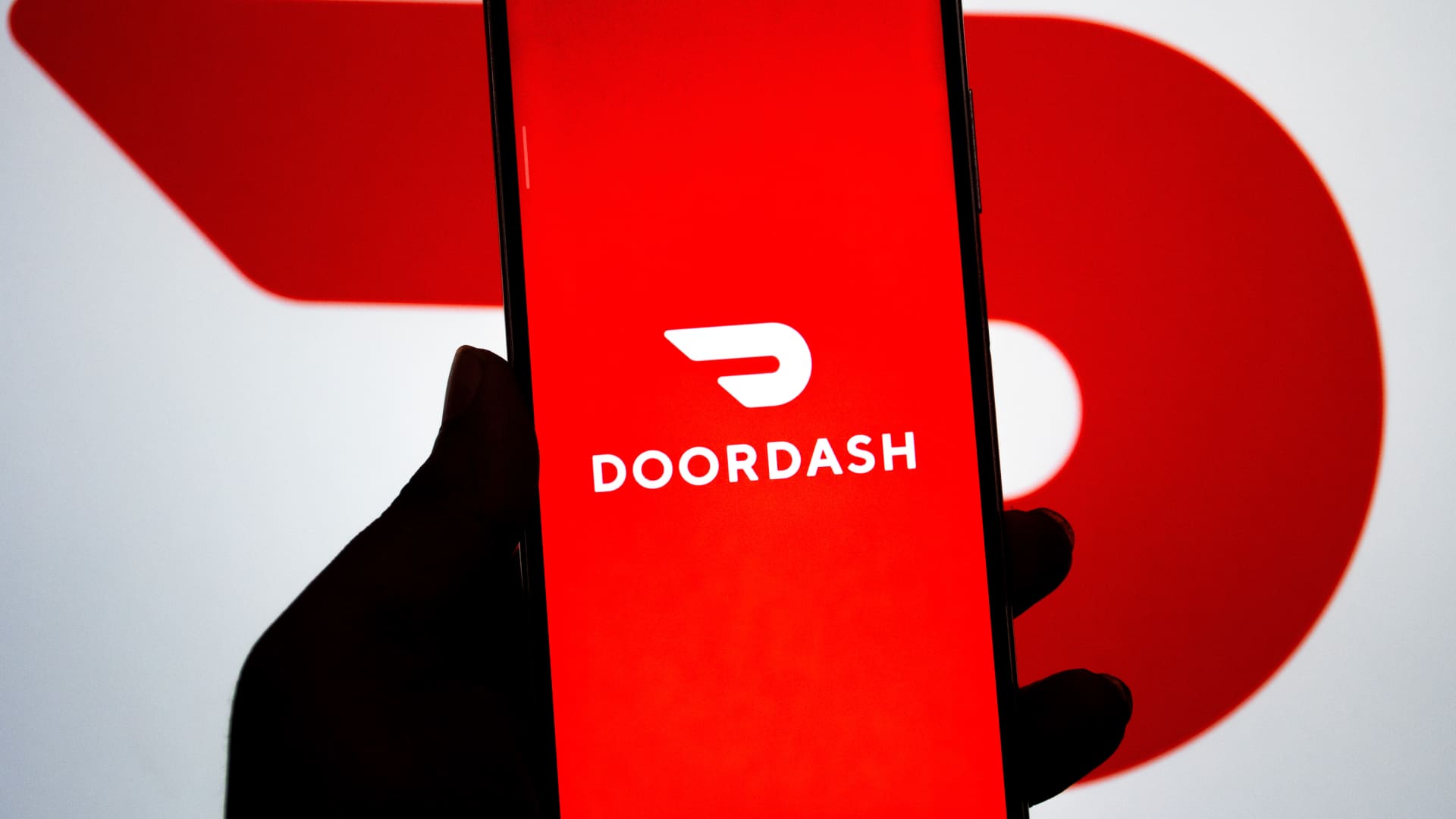 „DoorDash“ akcijos šoktelėjo 12 proc.: uždarbis pranoko prognozes, bet pajamos nuvylė