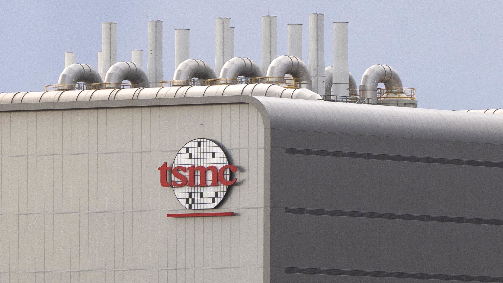 Irano karas smogia DI lustams: „TSMC“, „Nvidia“ ir kiti įspėja apie brangstančius lustus