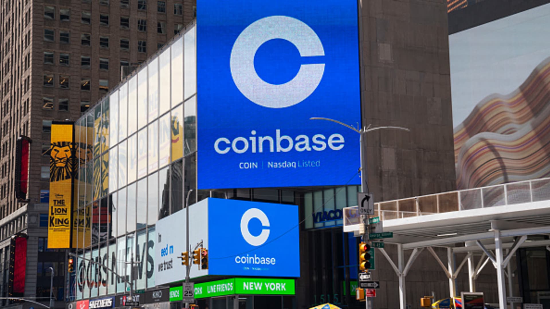 „Coinbase“ atleidžia 700 žmonių: vadovas sako, kad DI keičia darbą greičiau nei rinka