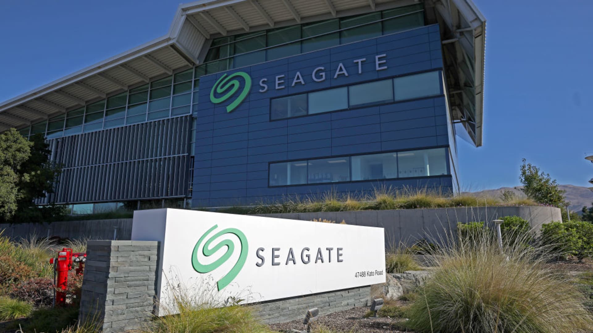„Seagate“ šokiravo investuotojus: DI bumas kelia paklausą, bet naujos gamyklos užtruktų per ilgai