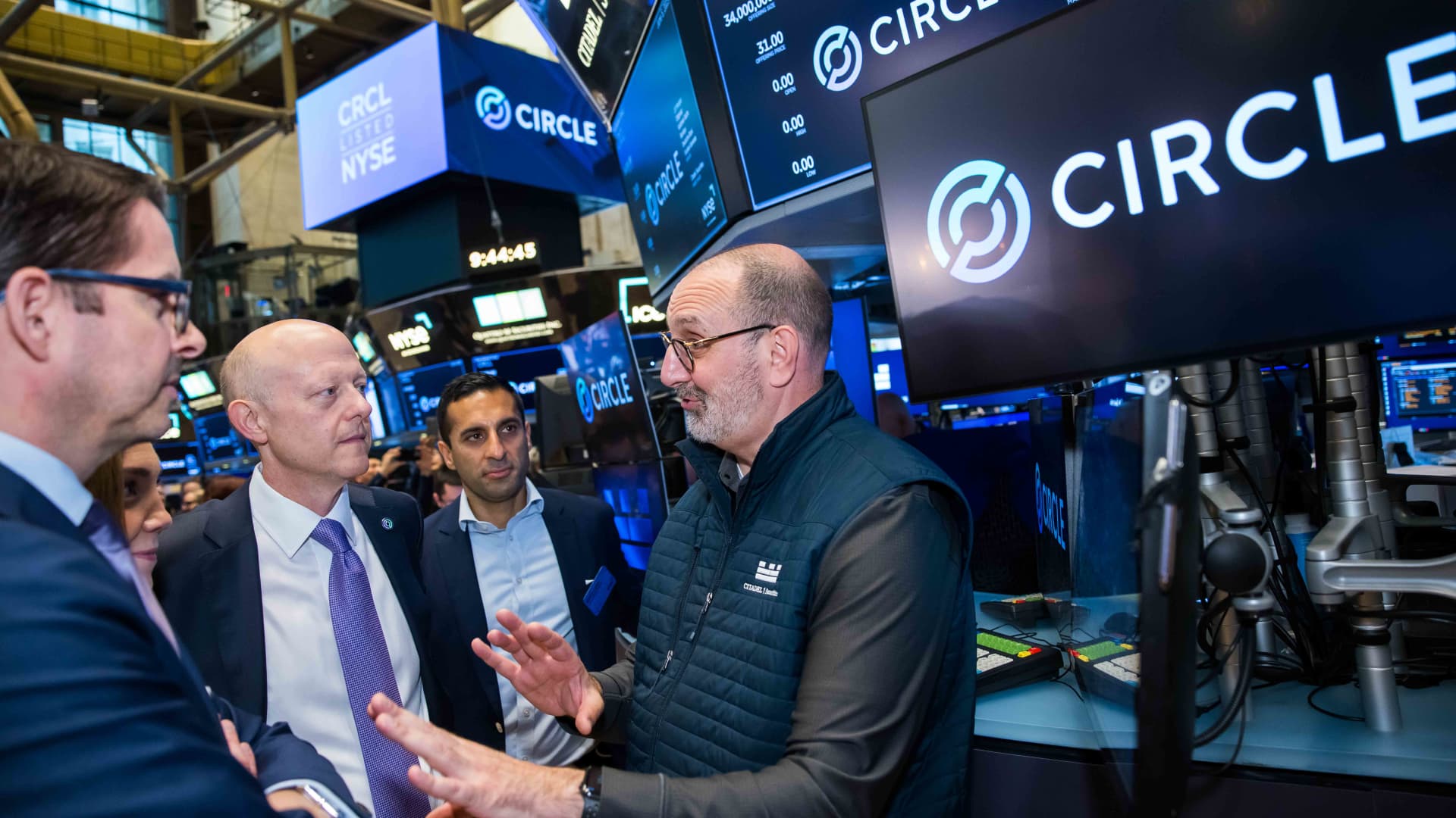 „Circle“ žengia toliau nei USDC: „BlackRock“ ir kiti sukišo 196 mln. eurų į naują „Arc“ tokeną