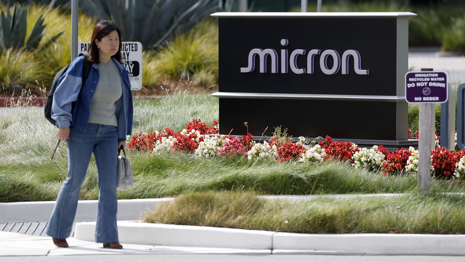„Micron“ akcijos šovė 19 proc.: atminties lustų bumas dėl DI pirmąkart atnešė 1 trln.