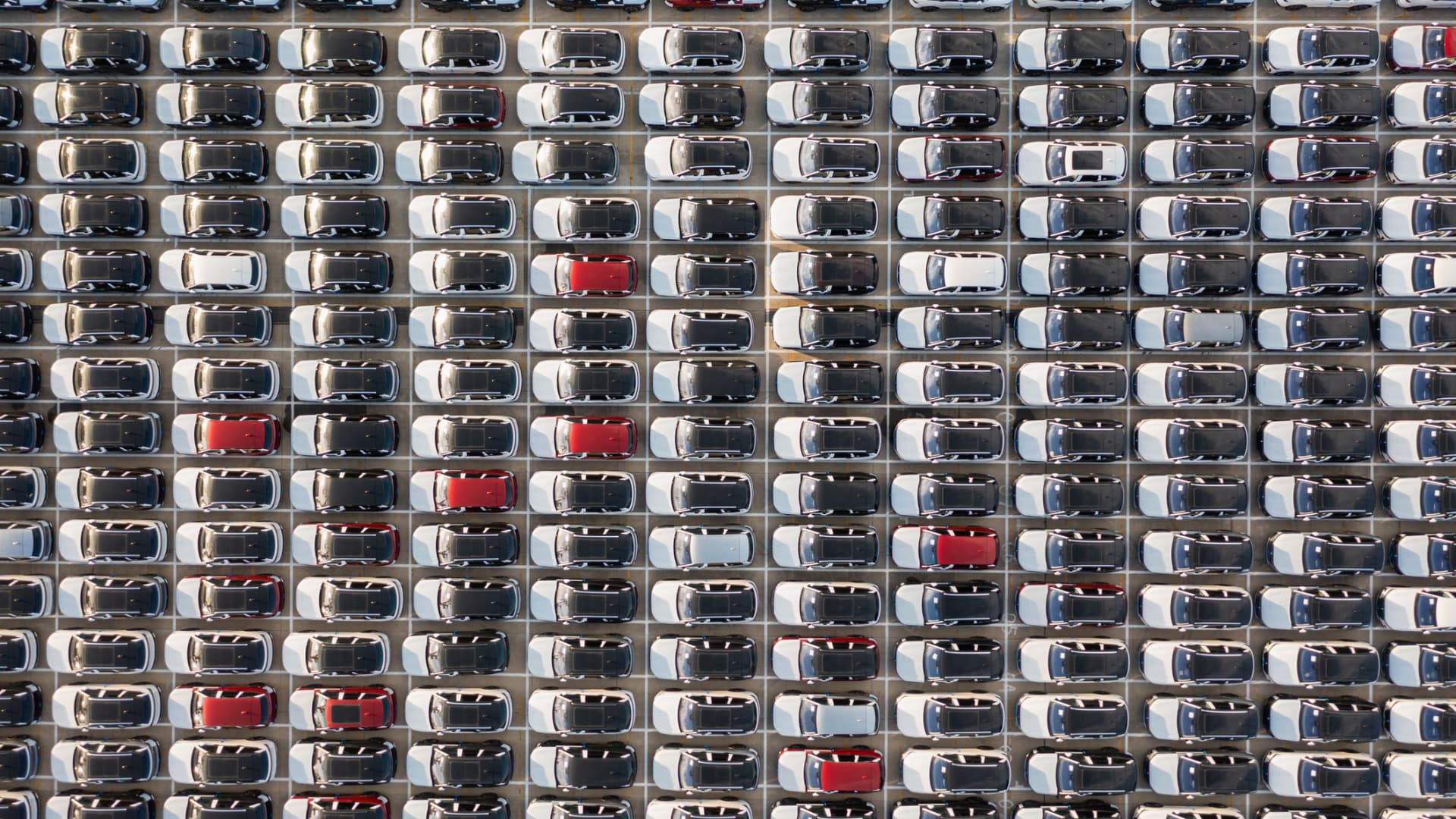 JAV ruošia draudimą kiniškiems prijungtiems automobiliams: įsigalios nuo 2027, baimė – dėl duomenų