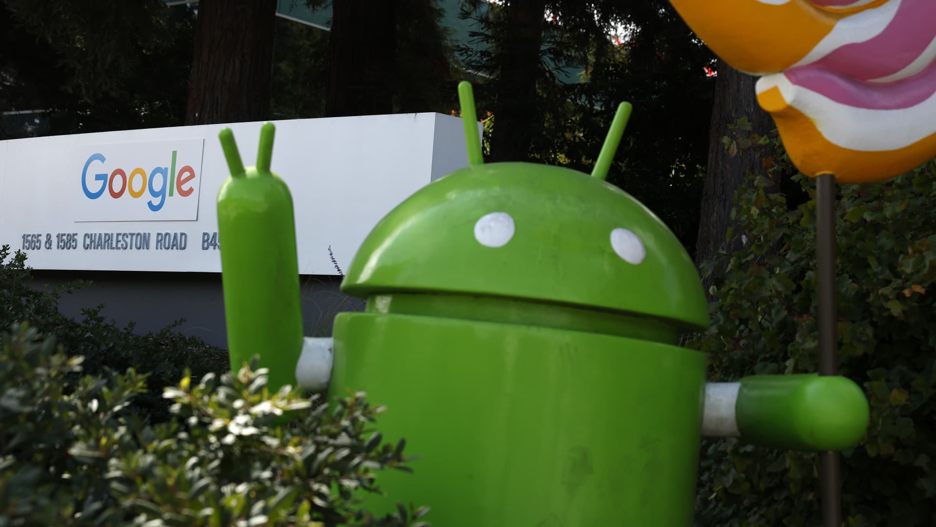 „Google“ I/O prasideda: „Alphabet“ ant kortos deda DI, kad įtikintų Volstritą ir aplenktų konkurentus