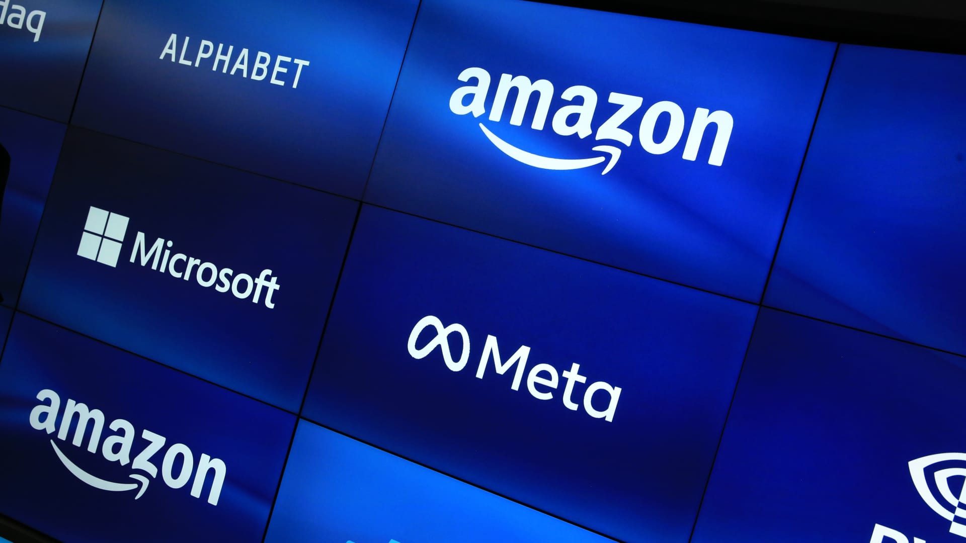 Rinka netikėtai atskyrė „Microsoft“, „Amazon“ ir „Meta“: kuo skiriasi jų DI pelno istorijos