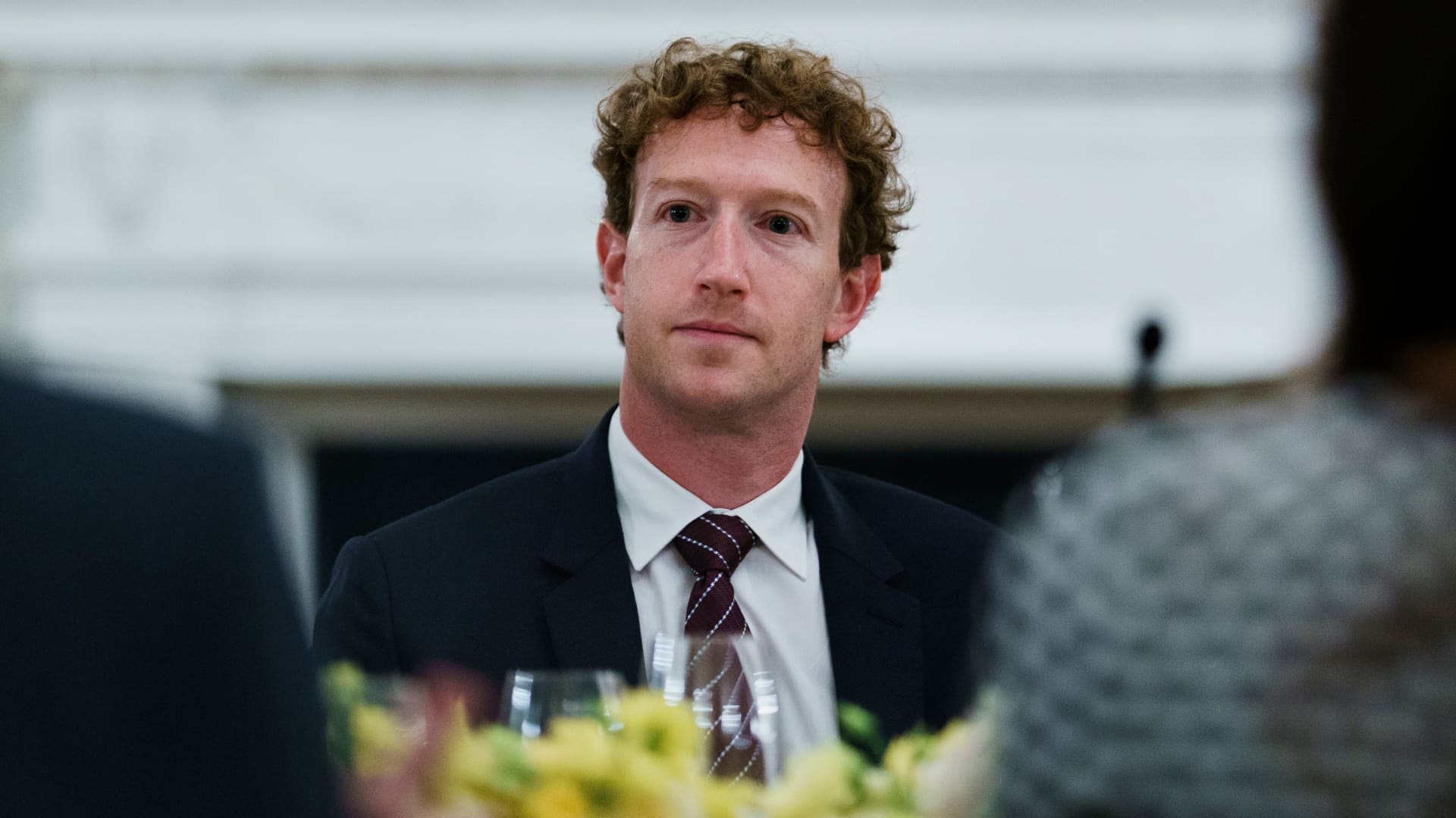„Meta“ atleidžia 8 000 žmonių: Zuckerbergas perspėja, kad DI eroje sėkmė negarantuota