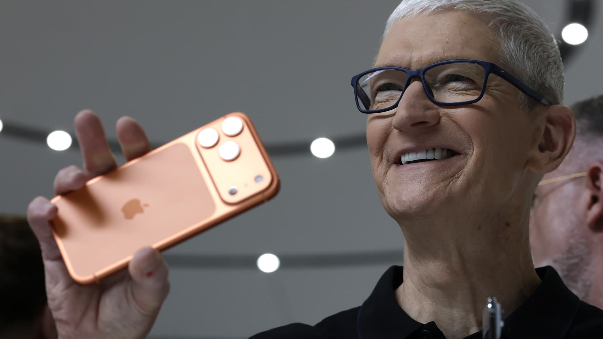 „Apple“ nustebino rinkas: pajamų prognozė aukščiau lūkesčių, bet „iPhone“ skaičiai suklupo