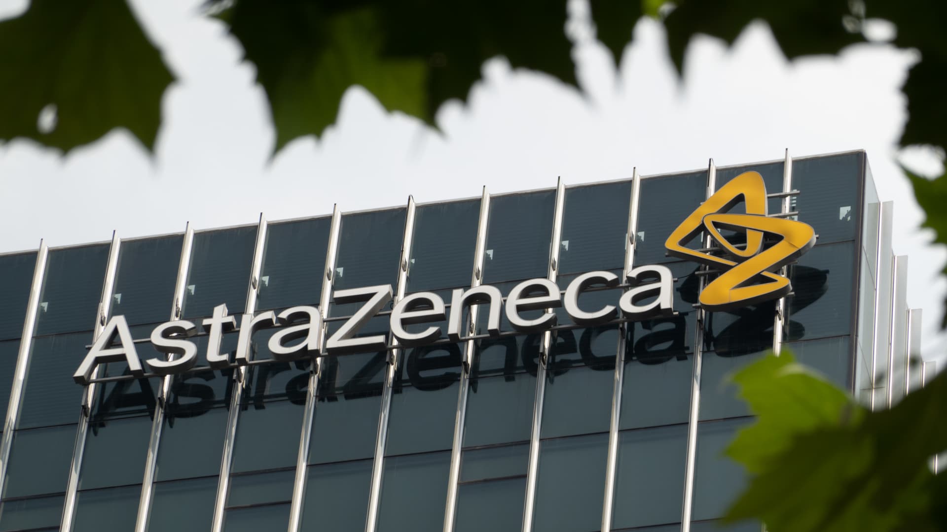 „AstraZeneca“ akcijos smuko: FDA patarėjai nepritarė naujam krūties vėžio vaistui