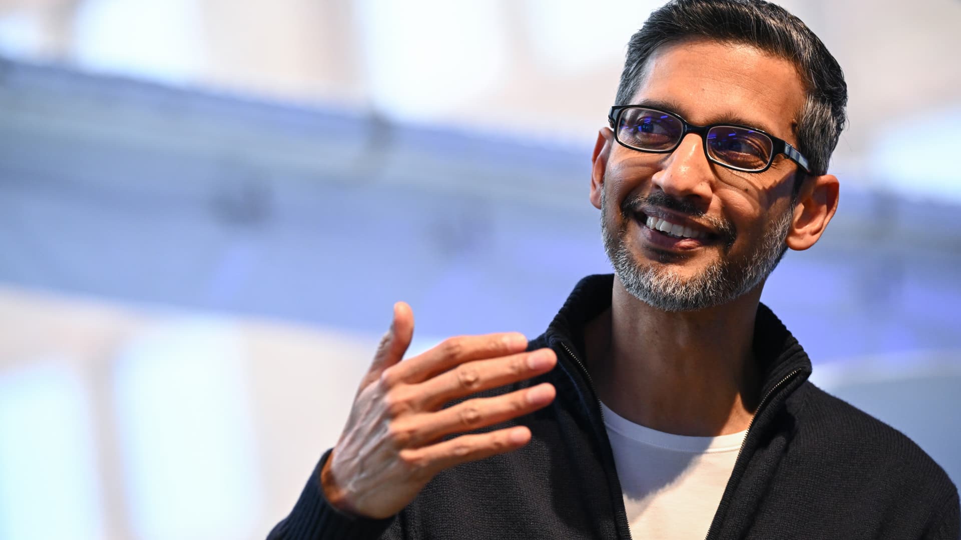 „Alphabet“ akcijos šovė 160 proc.: analitikai aiškina, kodėl „Google“ laimi DI lenktynes