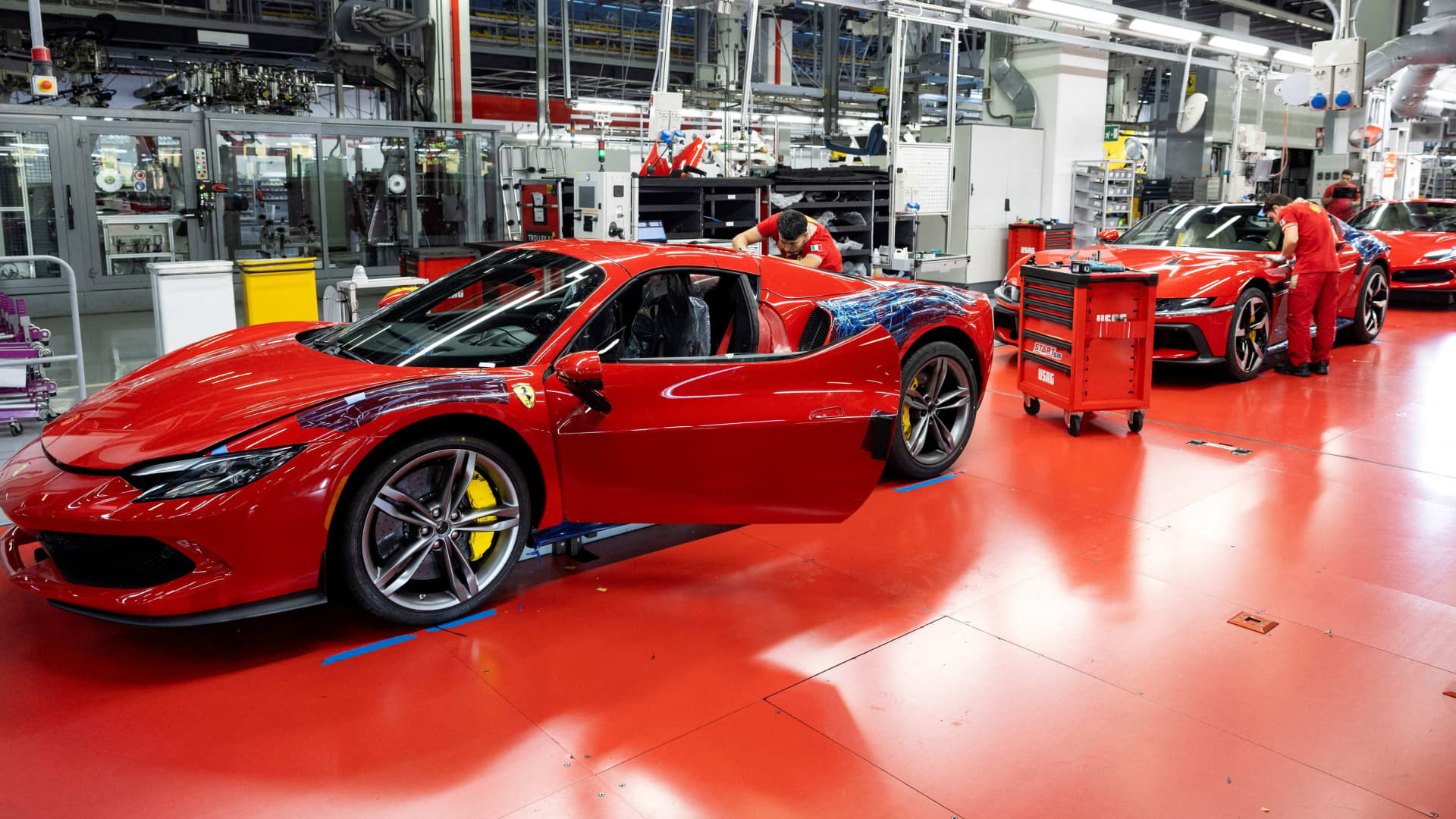 „Ferrari“ pranoko lūkesčius ir artina EV premjerą: atskleidė 2026 metų planą