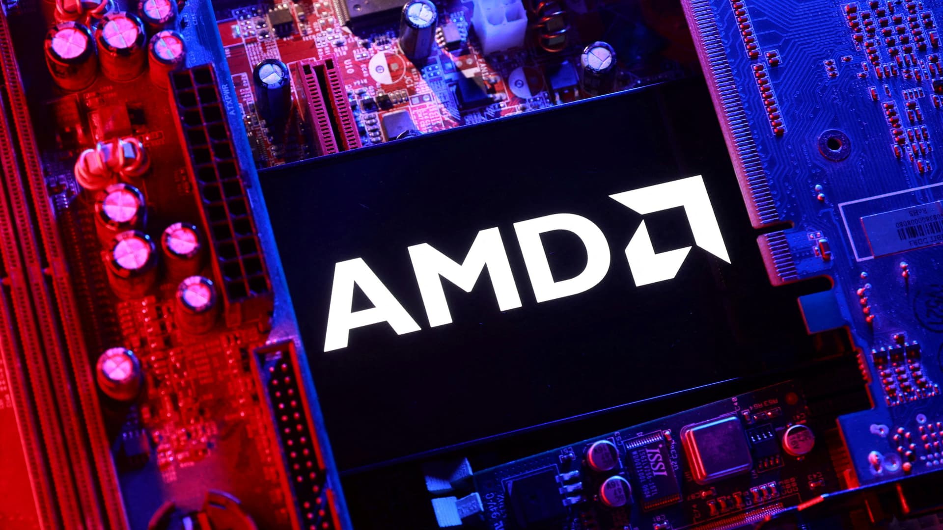 Po „HSBC“ verdikto „AMD“ smuko, bet Crameris ramina: agentų DI era dar tik įsibėgėja