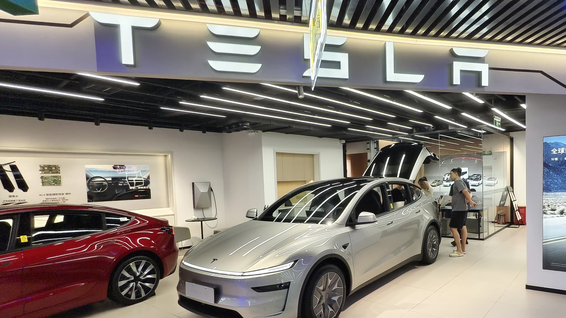 „Tesla“ pagaliau įjungė „Full Self-Driving“ Kinijoje: kas keičiasi ir kodėl konkurentai jau toli
