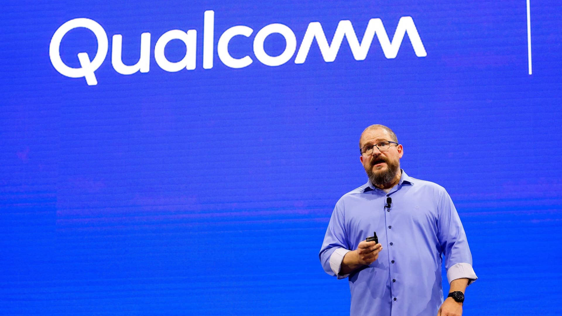 „Qualcomm“ akcijos šovė į rekordą: Volstrytas praregėjo dėl DI įrenginių bumo