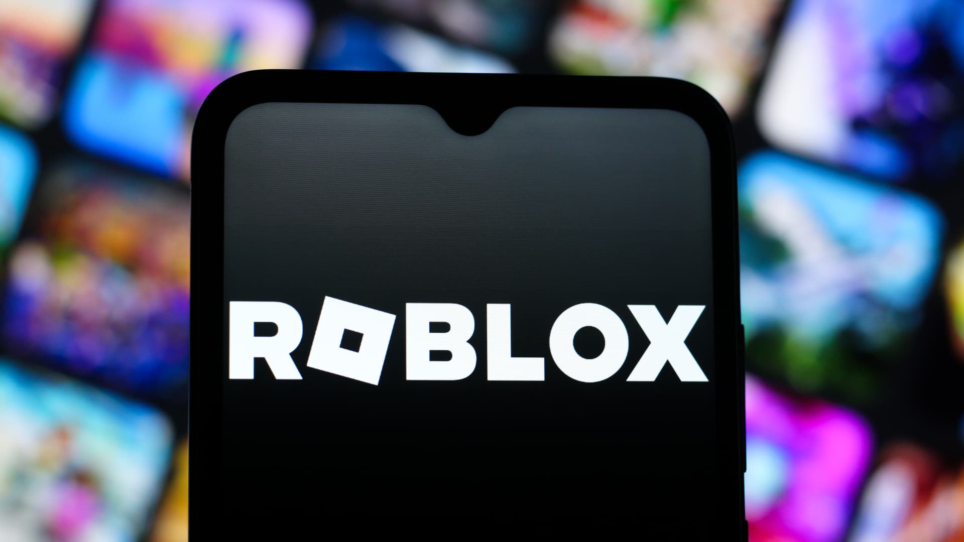 „Roblox“ akcijos smigo 18 proc.: dėl vaikų saugumo pokyčių apkarpytos 2026 metų prognozės