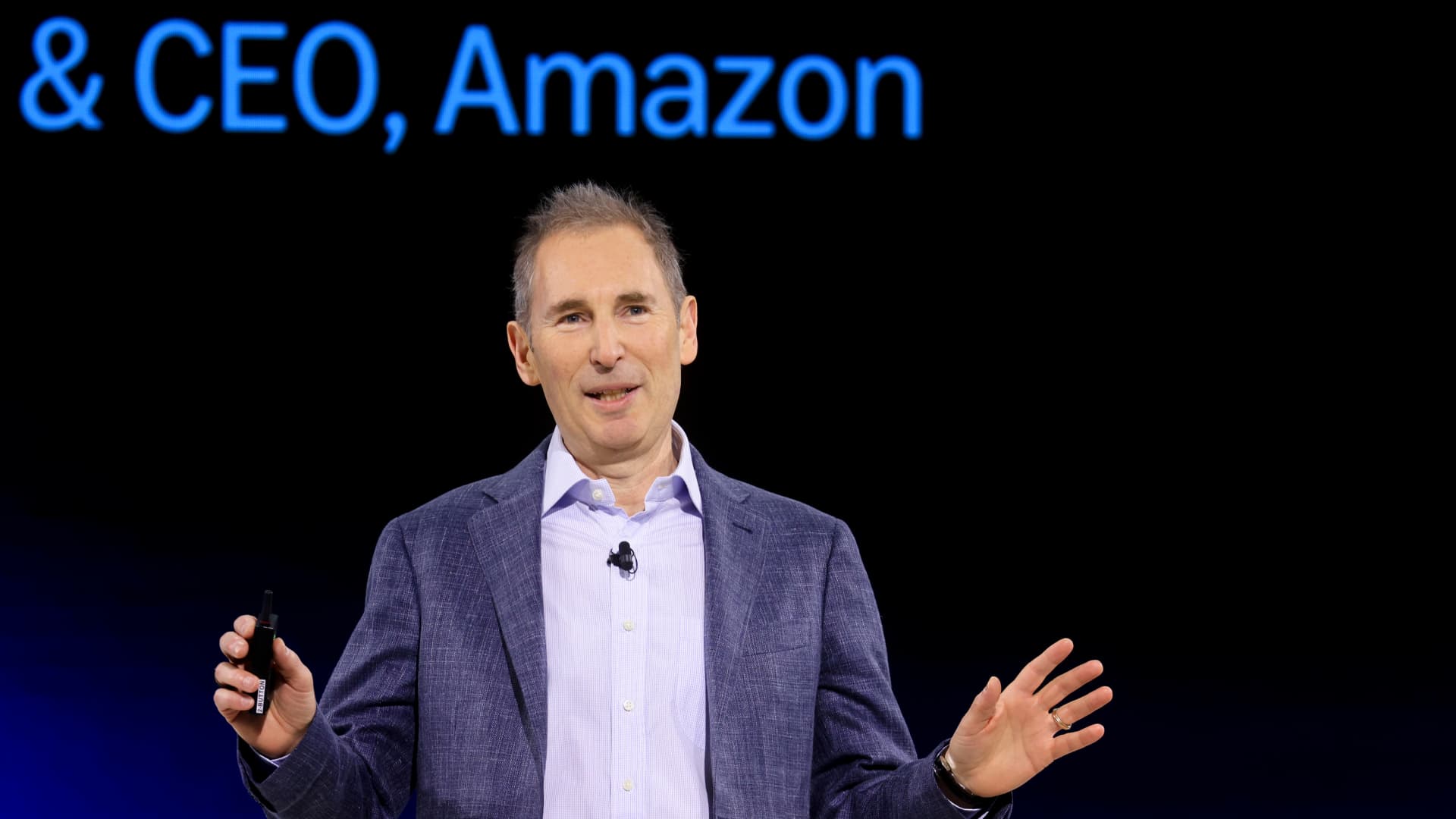 „Amazon“ vadovas Jassy ramina rinką: 186 mlrd. eurų DI išlaidos esą atsipirks investuotojams