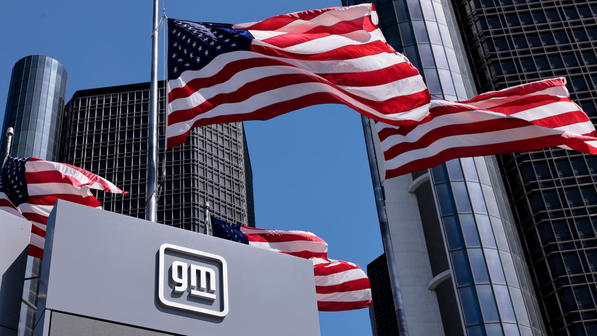 „General Motors“, „Ford“ ir „Stellantis“ jau rėžė 20 000 etatų: ką DI darys toliau?