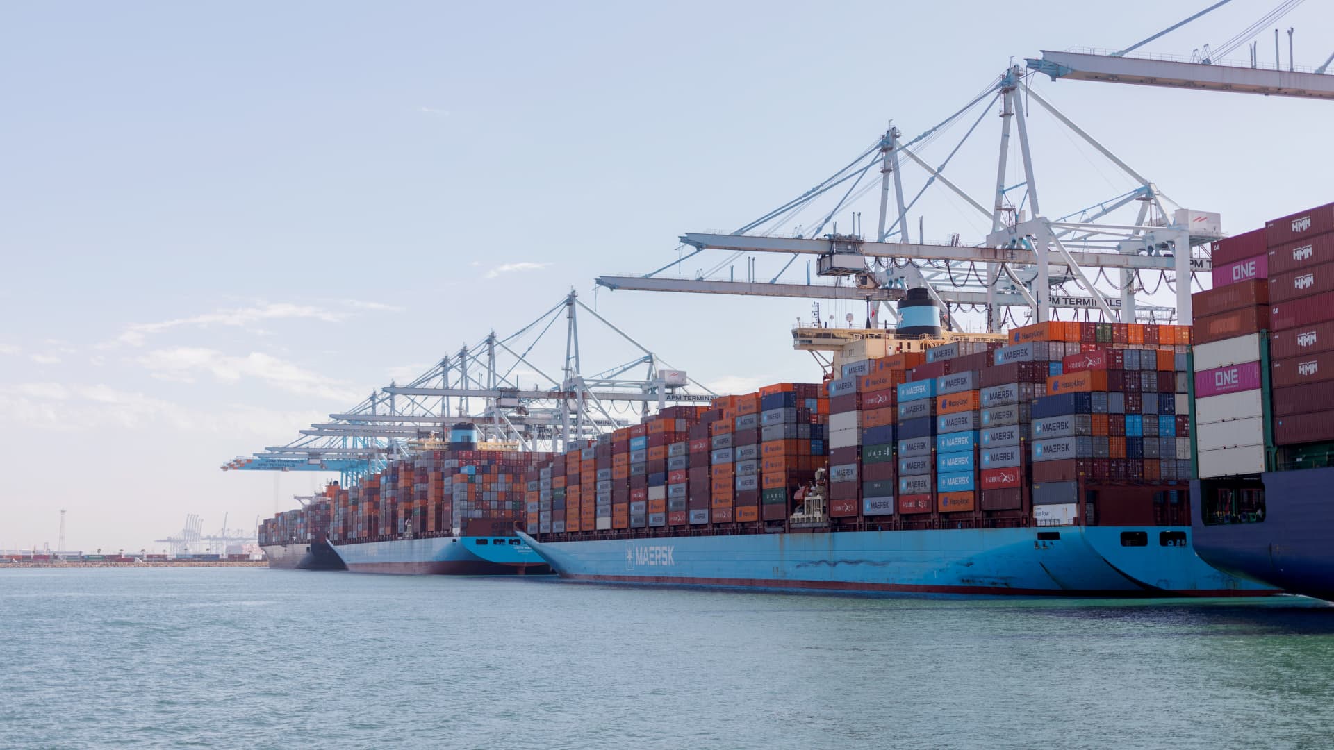 „Maersk“ vadovas įspėja: Irano karo smūgis tik stiprės, kainų šuolį pajus visi vartotojai