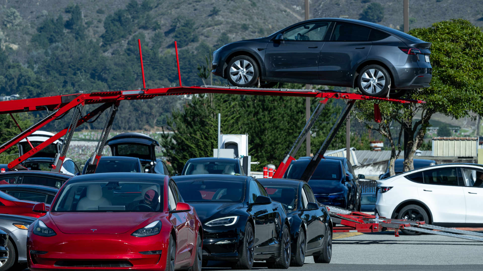 Vairuotojai masiškai keičia benziną į elektromobilius: kas iš tiesų juos pastūmėjo?