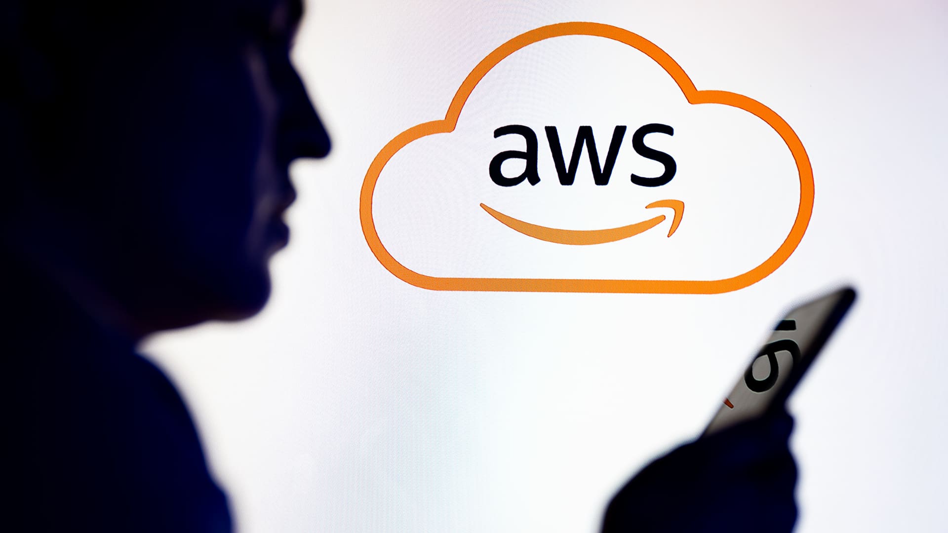 „Amazon“ AWS gedimas sustabdė „Coinbase“ ir „FanDuel“: perkaitęs centras, atstatymas užtruks