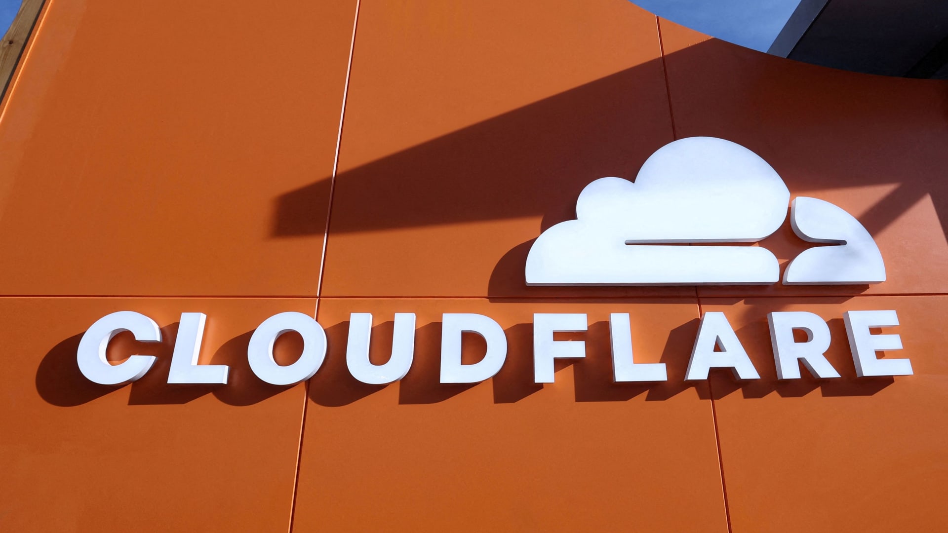 „Cloudflare“ akcijos krito 18 proc.: nors pelnas augo, dėl DI pokyčių atleis per 1 100 žmonių