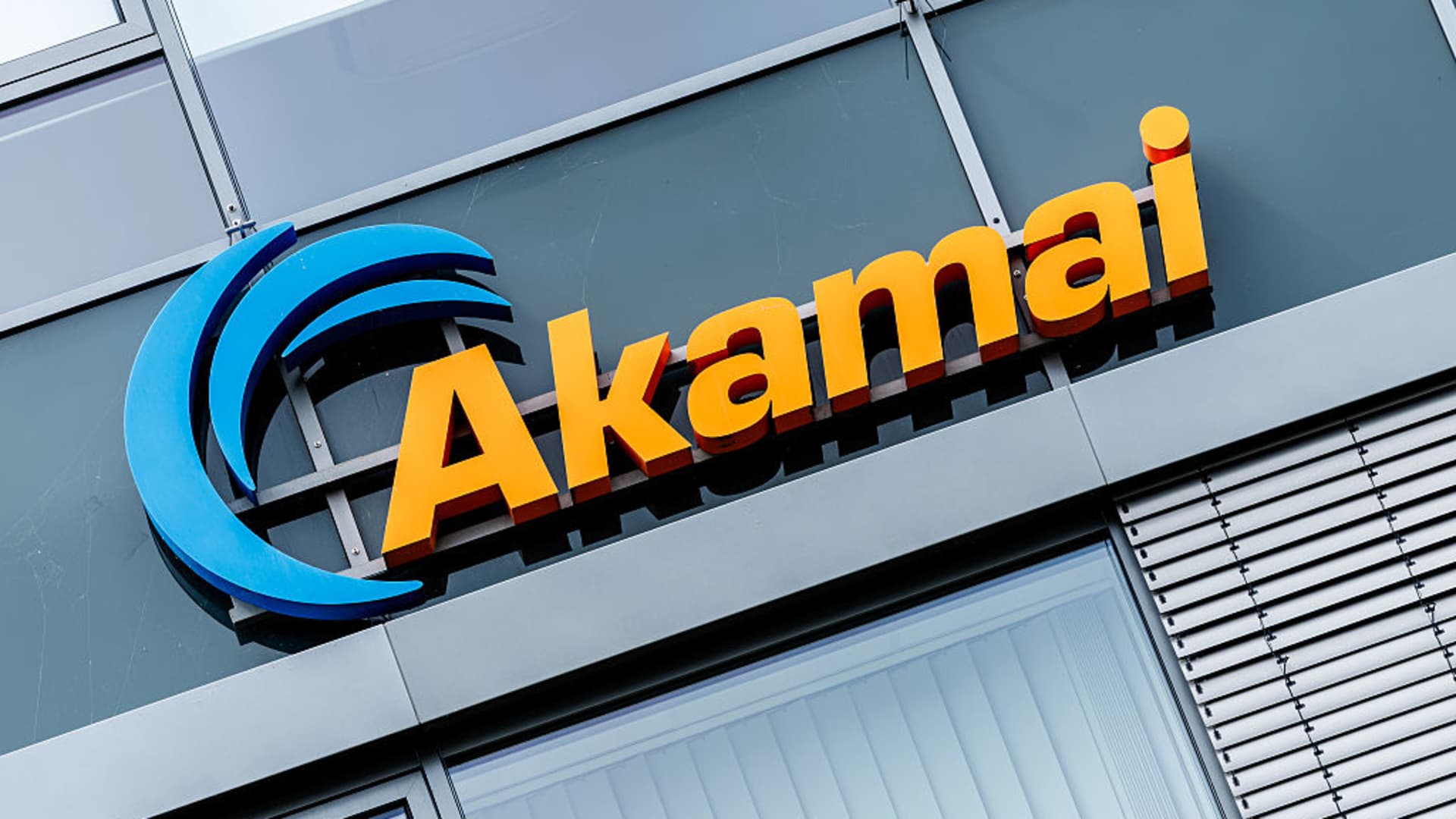 „Akamai“ akcijos šovė 20 proc.: įvardijo 1,7 mlrd. eurų DI sandorį ir augimo planą