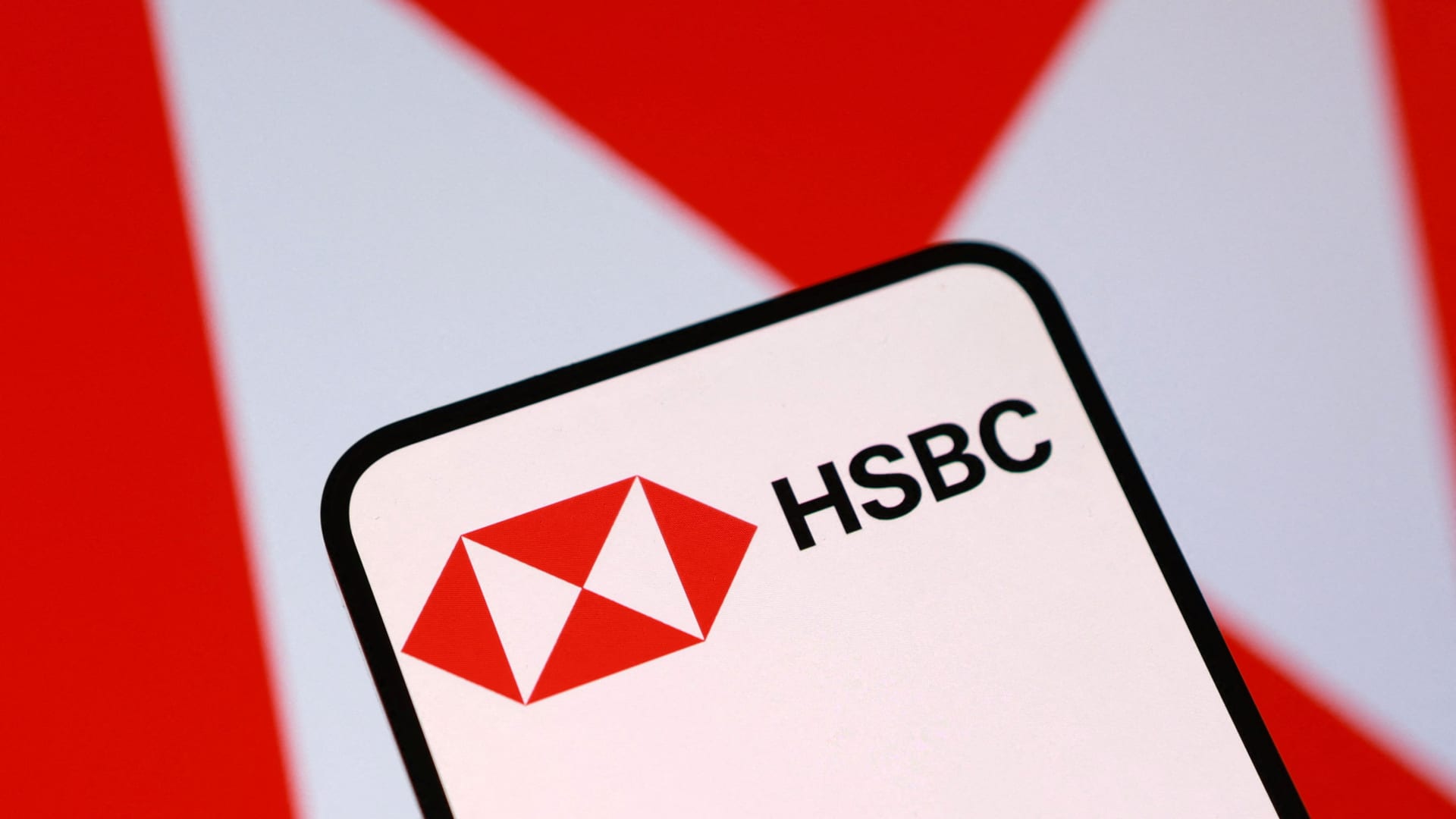 „HSBC“ nuvylė rinką: pelnas smuko, kreditų nuostoliai augo, akcijos krito abiejose biržose