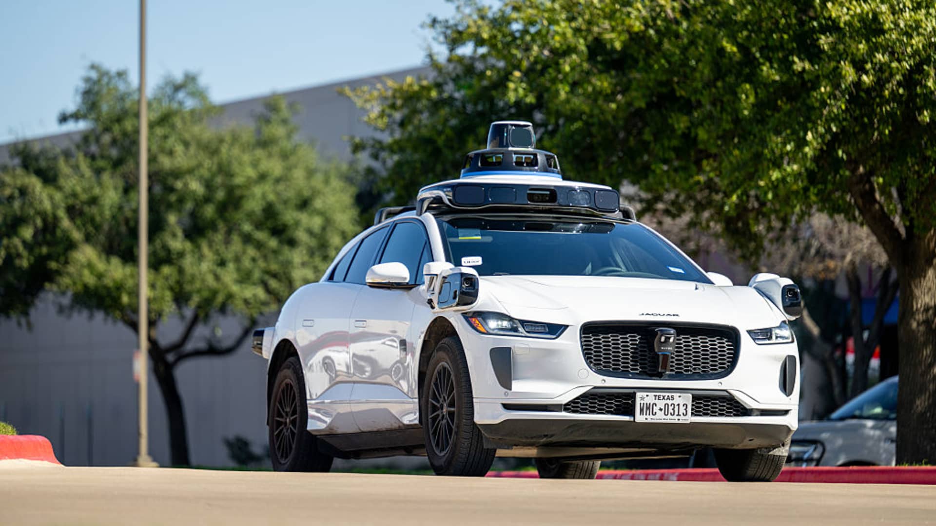 „Waymo“ atšaukia 3 800 robotaksi: gedimas leido automobiliams įvažiuoti į užlietą kelią